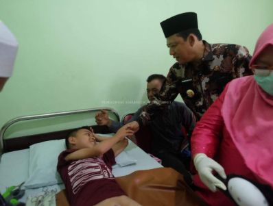 Bupati BBS Pantau Langsung Program Sunat Gratis “Sikulup Gratis”