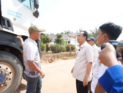 Bupati Muaro Jambi BBS Tinjau Kondisi Ruas Jalan di Sungai Gelam