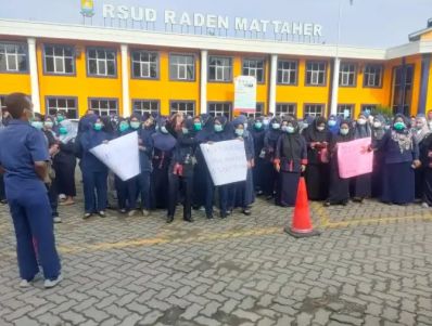 Gelar Aksi Protes, Ratusan Pegawai Honor RSUD Raden Mattaher Mogok Kerja