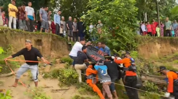 38 Jam Hanyut Tenggelam, Midun Ditemukan Tewan Mengambang