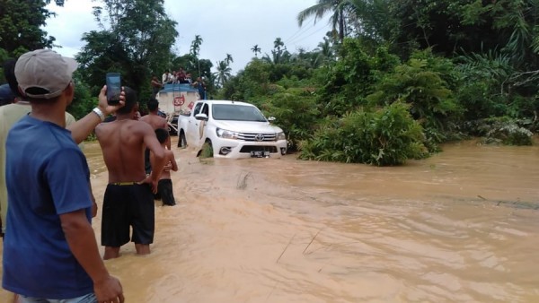 Nekat terobos Banjir, Hilux dan Dua Motor ini Hanyut Tenggelam