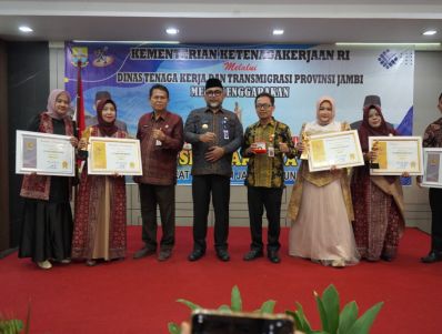 Pjs. Gubernur Serahkan Anugerah Penghargaan Produktivitas Siddhakarya untuk Pelaku Usaha