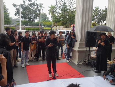 Sejumlah Jurnalis Gelar Aksi Tolak RUU Penyiaran di depan Gedung Dewan