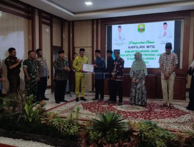 Wabup Muaro Jambi Junaidi Mahir Serahkan Bonus Peserta MTQ Provinsi Jambi Tahun 2024